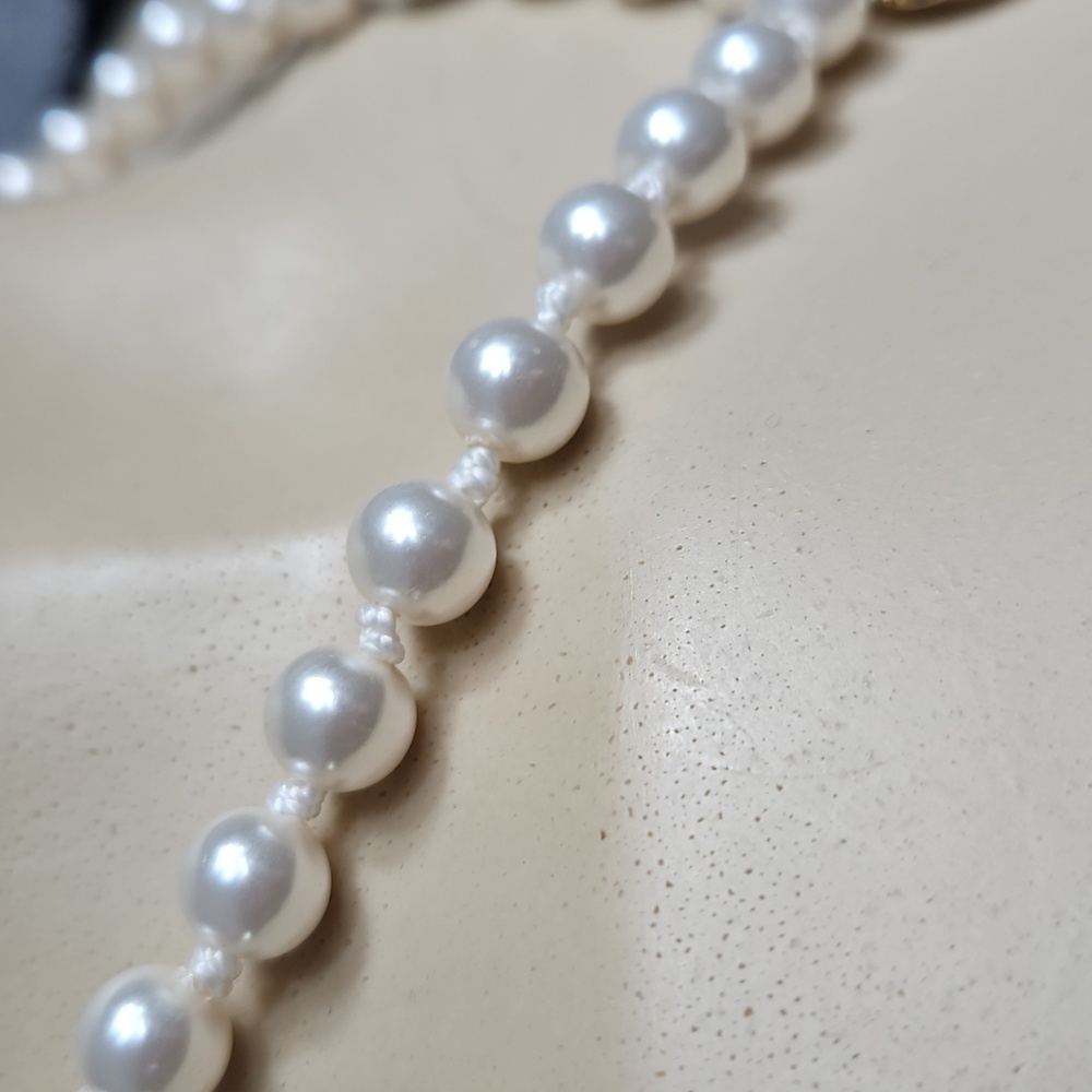 GOLDTONE FAUX PEARL NECKLACE WITH FAUX PEARL PENDANT - Picture 5 of 7